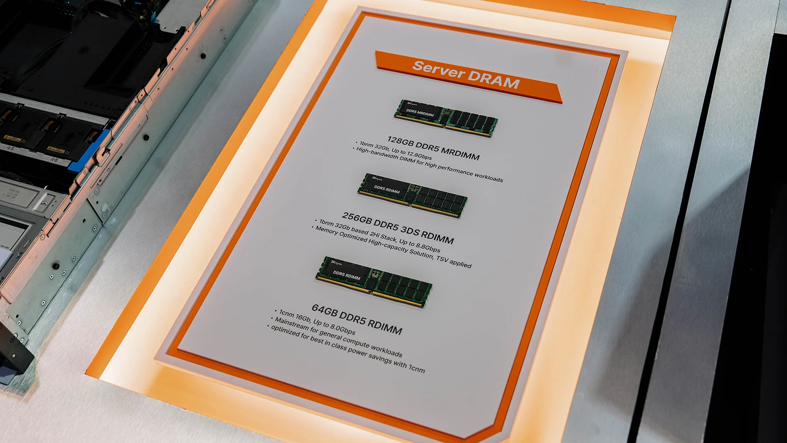 Memórias DRAM para servidores da SK hynix expostas na FMS 2026, em foto oficial de agosto